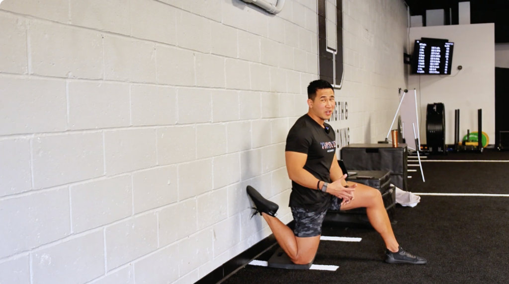 physical therapist demonstrating hip flexor stretch for tight quads